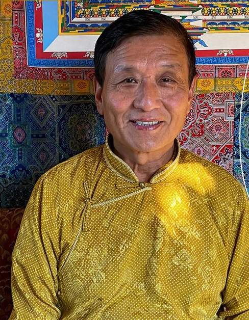 Della was given Wangyal Rinpoches book by her sister. She decided to study  a course with him and felt vary intune with his methods. Especially using chants and awareness to open the chakras and then dream sometimes even awakening during the night .She often does this and get dreams of inspiration for her paintings. 